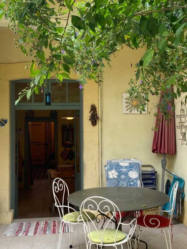 à vendre maison de village avec patio vendue meublée